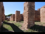 04317 ostia - regio i - insula viii - botteghe (i,viii,9) - raeume zu beiden seiten - bli ri westen - 09-2022.jpg